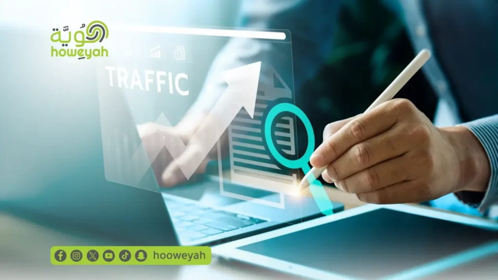 لقطة مقربة لشخص يستخدم قلماً رقمياً لتحليل بيانات الترافيك على شاشة لوحية مع شعار هوية.