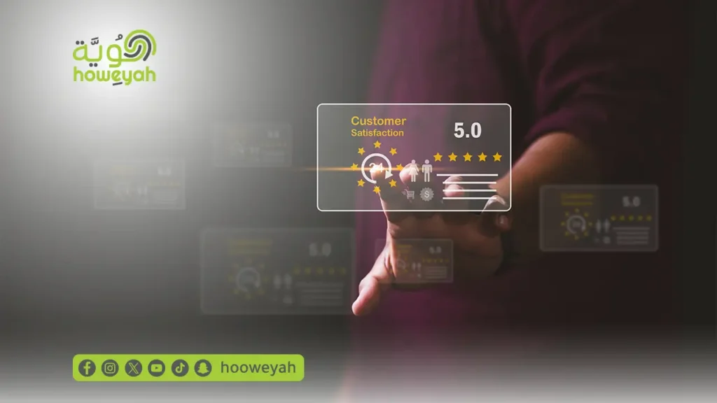 شخص يتفاعل مع شاشة رقمية تظهر تقييم 5 نجوم لرضا العملاء.